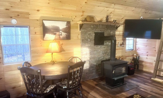 Courthouse-Collins Settlement Cabina | Cozy one-bedroom cabin nestled in the woods beside Stonewall Jackson Resort.