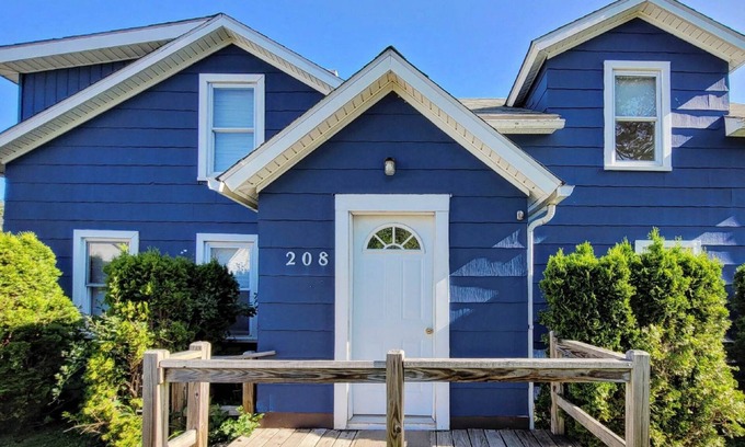 Ebensburg Cabaña | Cozy one bedroom cottage on the edge of town. Close to trails and lakes.