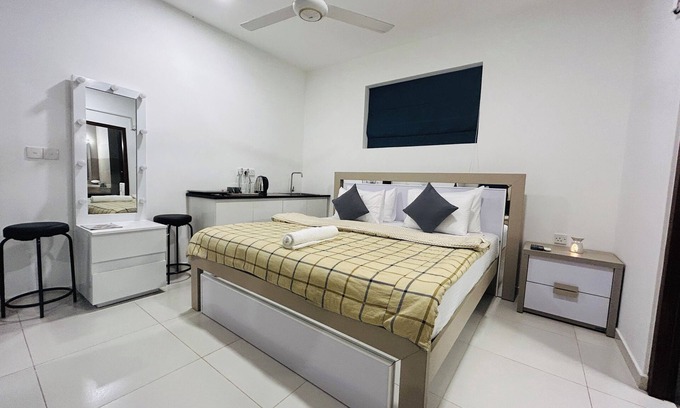 Uswetakeiyawa Apartamento | Cozy one-bedroom apartment in the welcoming Prime Residencies, Uswatakeiyawa.
