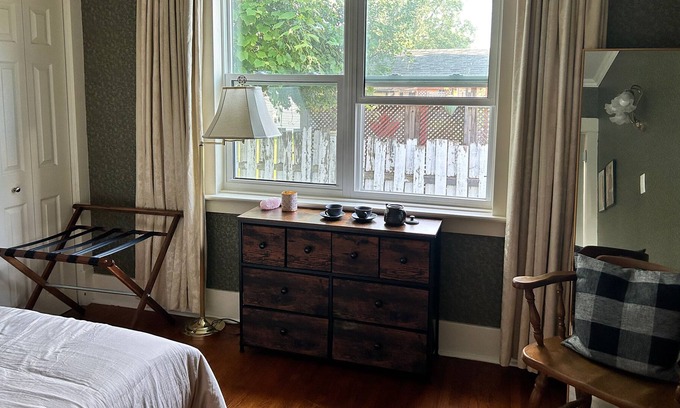 Fort Erie Casa | Cozy one bedroom with backyard, walking distance to US border.