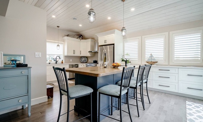Wheatley Cama Y Desayuno | Cozy one level lakefront property Bed and Breakfast on the shores of Lake Erie