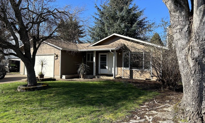 Bethel-Danebo Casa | Cozy Oregon home located close to airport and all local attractions .