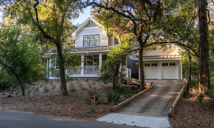 Bald Head Island Casa | Cozy outdoor living - 10-minute walk to harbor village and ferry terminal.