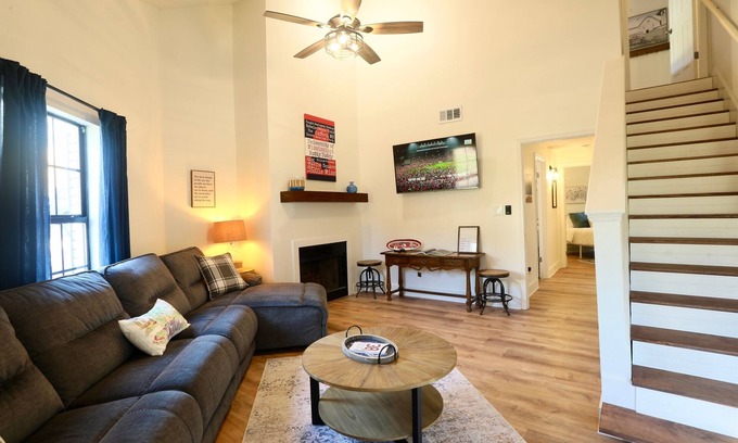 Oxford Cabaña | Cozy Oxford Cottage - Close to mTrade Park and OM Golf Course!