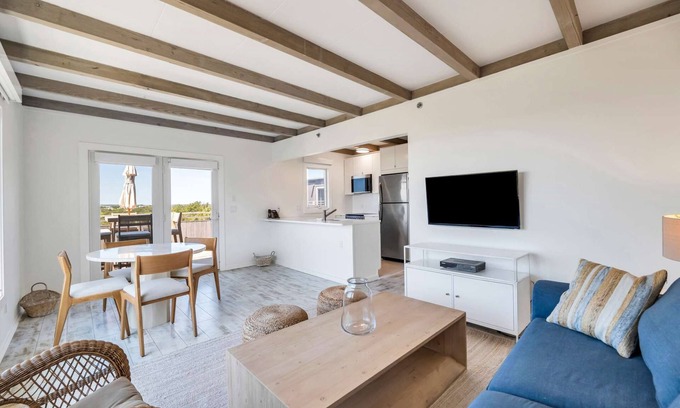 Napeague Apartamento | Cozy Pad 2BR Beachside Home | TennisPoolFreePKG
