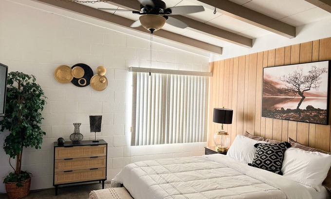 Indian Cove Casa | Cozy Palms Getaway. 5 minutes from JNT/very comfortable and family friendly.
