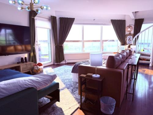 Observation Hill Casa | Cozy Panoramic Lake and Lift Bridge Views