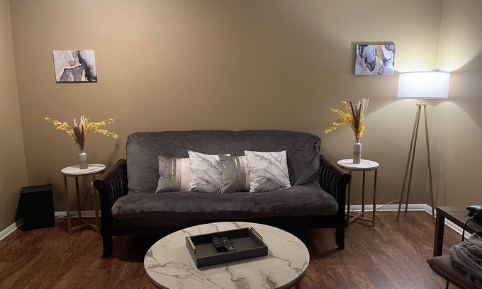 Glen Iris Condominio | Cozy/peaceful condo that’s centrally-located & only minutes to many attractions.