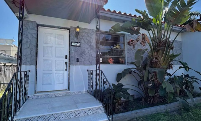 East Little Havana Casa | Cozy & peaceful historic Bungalow steps from ballpark