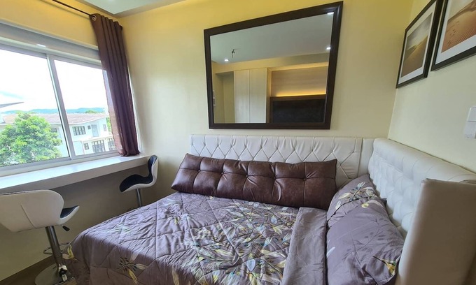 Binan City Condominio | Cozy Penthouse 55" TV WFH setup w/ Netflix