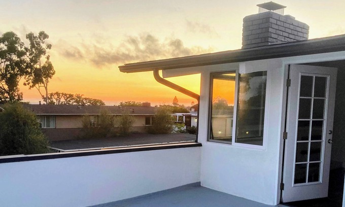 Corona del Mar Apartamento | Cozy Penthouse , Private Beach access, Pool walk to Shops