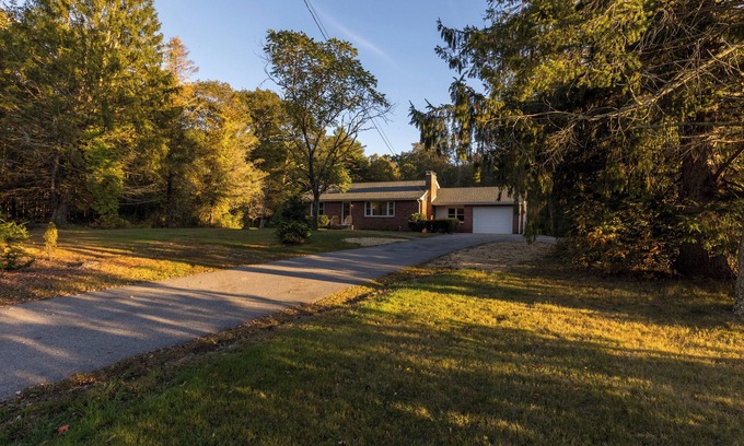 Foster Casa | Cozy pet friendly 3-bedroom house in charming Foster with fast WiFi, full ktch
