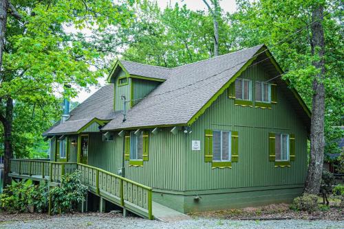 Pine Mountain Chalet De Esquí | Cozy pet friendly chalet! Perfect fishing spot!