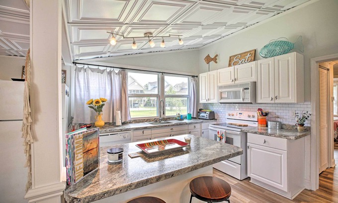 White Lake Cabaña | Cozy Pet-Friendly Cottage: Walk to White Lake