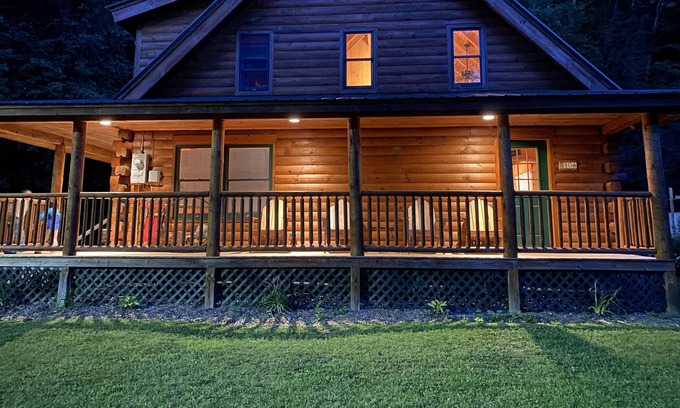 Ludlow Cabina | Cozy Pet-Friendly Log Cabin, 1/2 mile to Okemo