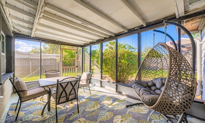 Sandalwood Casa | Cozy Pet-Friendly Retreat, Minutes to Jaguars Stadium.