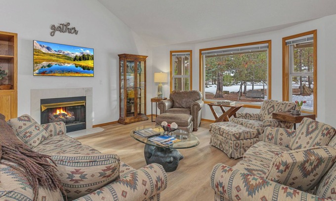 Sunriver Casa | Cozy, pets 3bed 3 bath AC HT outside seating, great deck space, new floors!