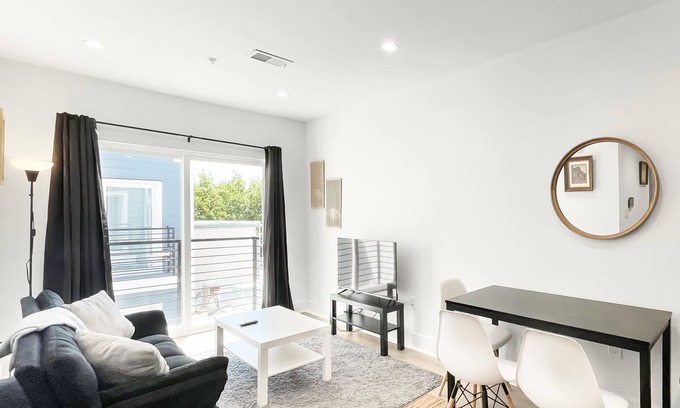 Petworth Cama Y Desayuno | Bright & Cozy DC Home w Balcony & Courtyard View
