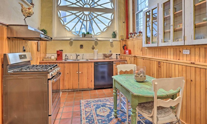 Spruce Hill Casa | Cozy Philadelphia Townhome: Walk to UPenn!