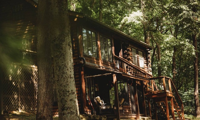 Gnaw Bone Cabina | Cozy Pines Tree house, HotTub, Basketball, Fireplace, 9 acres