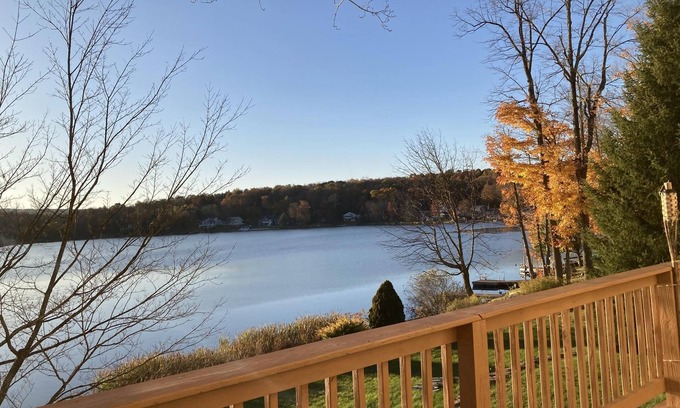 Mt Cobb Casa | Cozy Pocono Lakefront Mid-Term Vacation Rental near Scranton. 30+ days only!