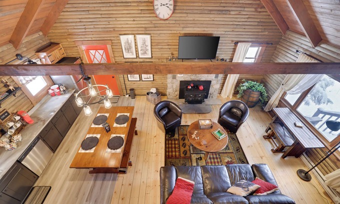 Tobyhanna Cabina | Cozy Pocono Mountain Rustic Log Cabin with Woods View, Loft King Bed