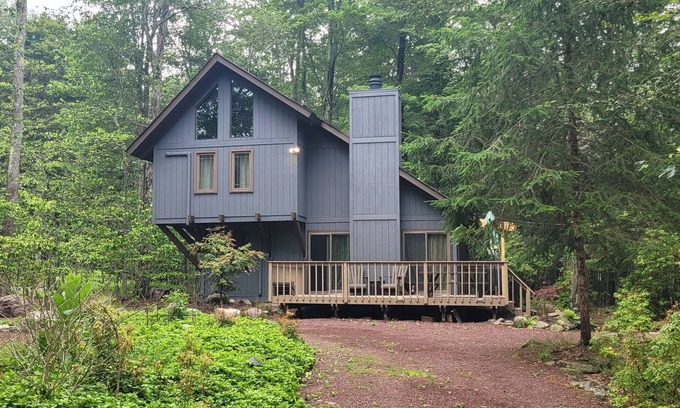 Pocono Pines Cabina | Cozy Pocono retreat for all seasons! Family-sized, pets welcome.