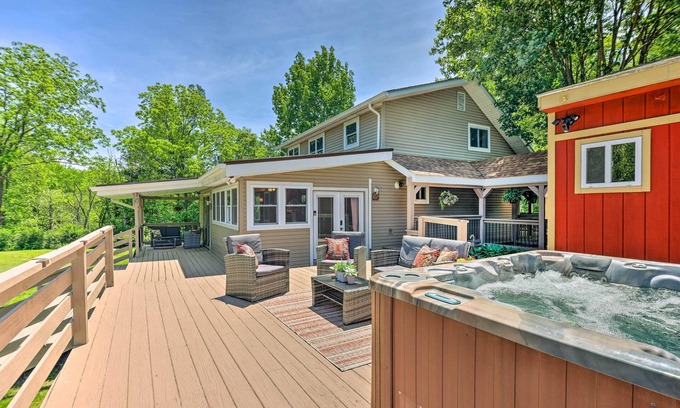 Albrightsville Cabaña | Cozy Poconos Cottage w/ Hot Tub Near Ski Resorts!