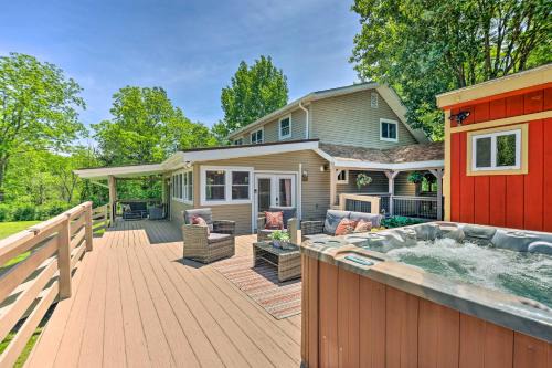 Albrightsville Casa | Cozy Poconos Cottage with Hot Tub Near Lake Harmony!