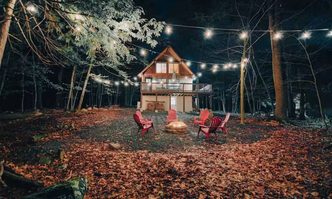 Lake Ariel Cabina | Cozy Poconos Getaway with Firepit, Beach & Lake Access. Minutes to the beach