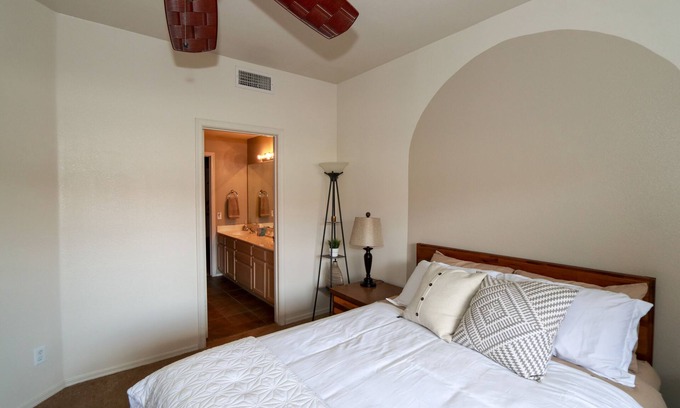 Villa Sierra Madre Condominio | Cozy Pointe Resort Condo - Walking Distance to North Mountain!