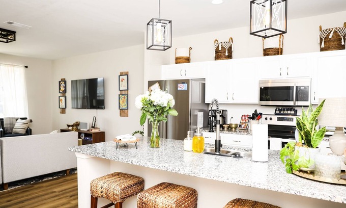 Oxford Cabina | Cozy Poolside Cottage in the Heart of Oxford! 3 Suites!