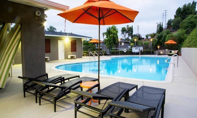 Monterey Park Apartamento | Cozy poolside getaway