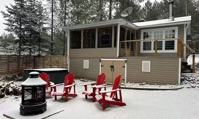 Mauricie Chalet De Esquí | Cozy private waterfront, fireplaces, SPA for 5 people pets welcome!