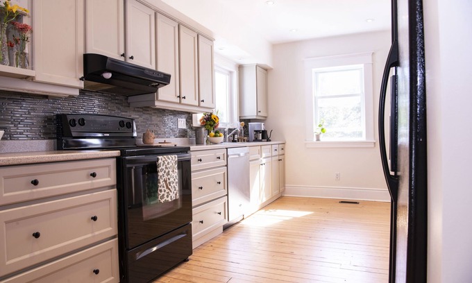 Wellington Casa | Cozy Prince Edward County home with a pool, near the beach
