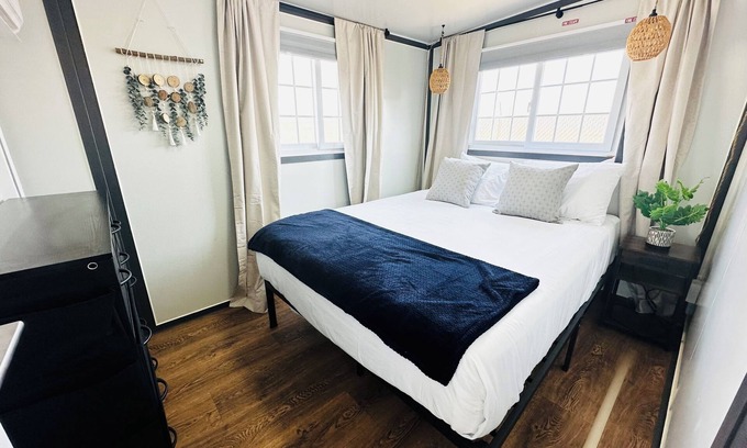 Pecos Apartamento | Cozy, Private 2 bedroom BoxHouse in Pecos: Queen bed with Twin over Full Bunk Be