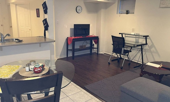 Meadowvale Village Apartamento | Cozy Private Basement Apartment - Private Entrance