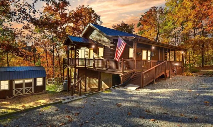 Ranger Cabina | Cozy Private Cabin - Hot Tub, Pool Table, Fire Pit, Near Lake & MORE!