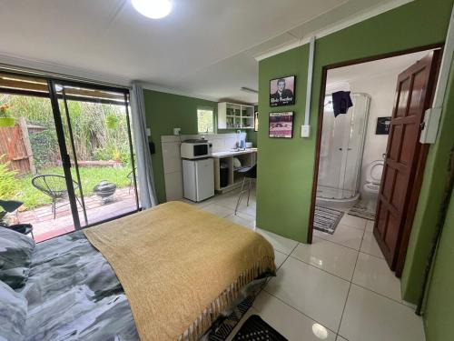 Storms River Chalet De Esquí | Cozy private cottage with garden views at Ferngrove