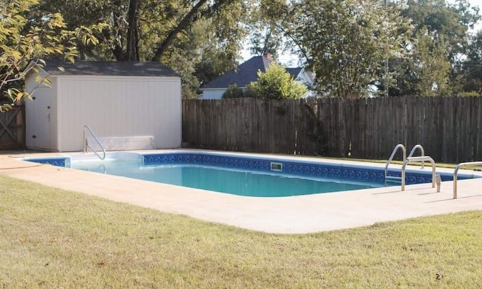 Warner Robins Casa | Cozy & Private home w/ in-ground pool