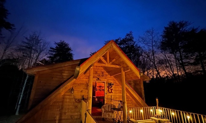 Spencer Cabina | Cozy private log cabin, pet-friendly, waterfall, trails & huge mountain views!