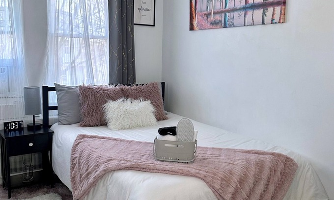 Hicksville Cabina | 🎀 Cozy Private Room 👣 Near LIRR & Shops 🛜 Fast Wi-Fi