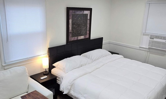 Manassas Park Casa | Cozy Private Room with Full Bathroom, Wi-Fi, and TV!