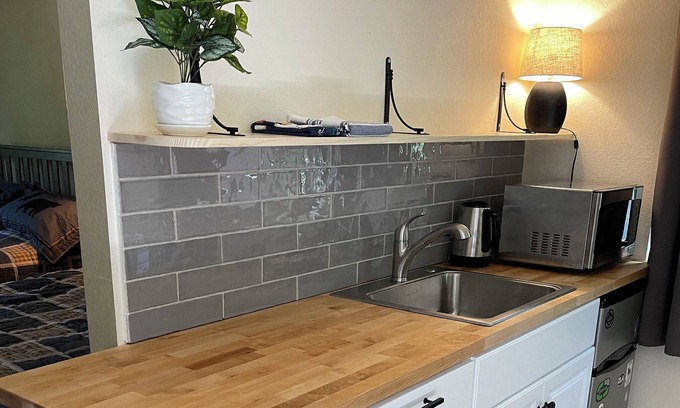 Pollock Pines Apartamento | Cozy Private Studio with Separate Entrance, Ensuite Bathroom, and Kitchenette