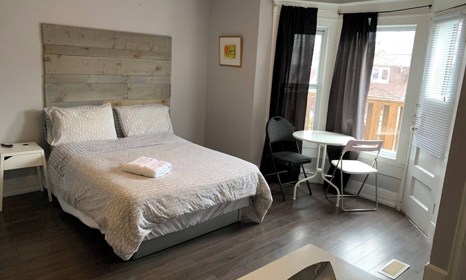 Upper Beaches Apartamento | Cozy Private Studio Apartment with Private Outdoor Deck