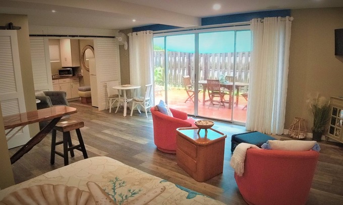 Stuart Cabaña | Cozy, private, tropical cottage studio close to beach, stores, and restaurants.