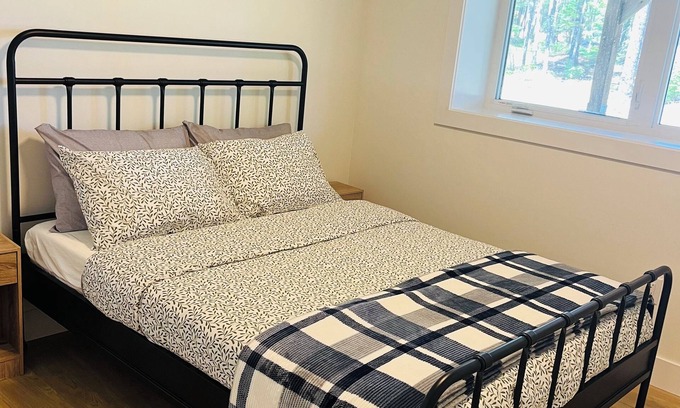 Bedford Casa | Cozy Private Walk-in Basement | Bed, Living Room & Kitchenette!