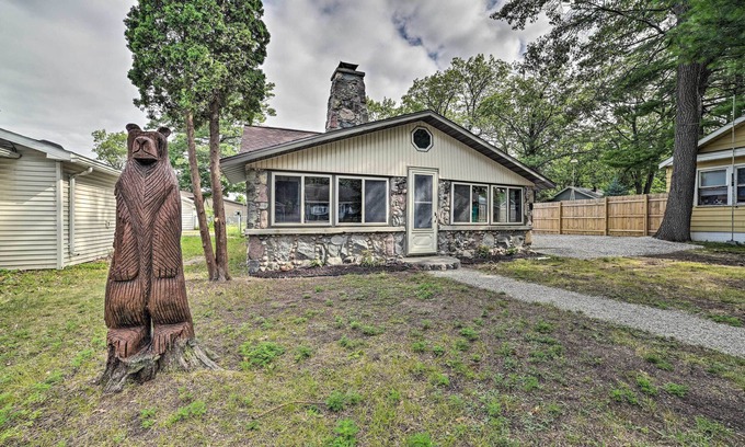 Prudenville Cabina | Cozy Prudenville Cabin: Walk to Houghton Lake