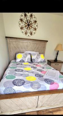 Ocala Casa | Cozy Queen Bedroom with shared Bathroom