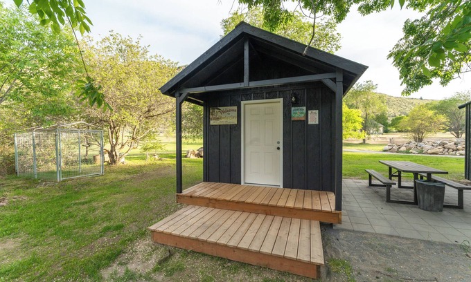 Orondo Cabina | Cozy Queen Cabin Retreat at Pirates Cove | River Access + Bathhouse